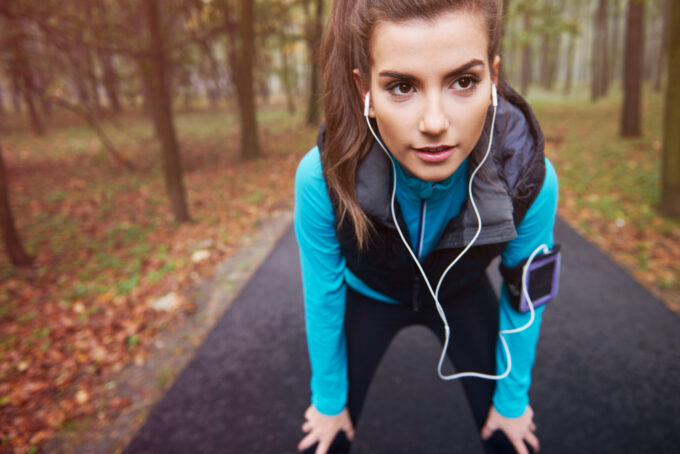 Eine-Frau-ausdauersportlerin-am-laufen-joggen