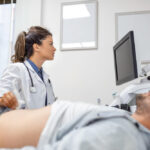 arzt untersucht patienten mit ultraschall den darm