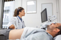 arzt untersucht patienten mit ultraschall den darm