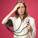 frau misst blutdruck