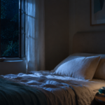 Ein ruhiges, ästhetisch eingerichtetes Schlafzimmer bei Mondlicht als Symbol für erholsamen Schlaf.